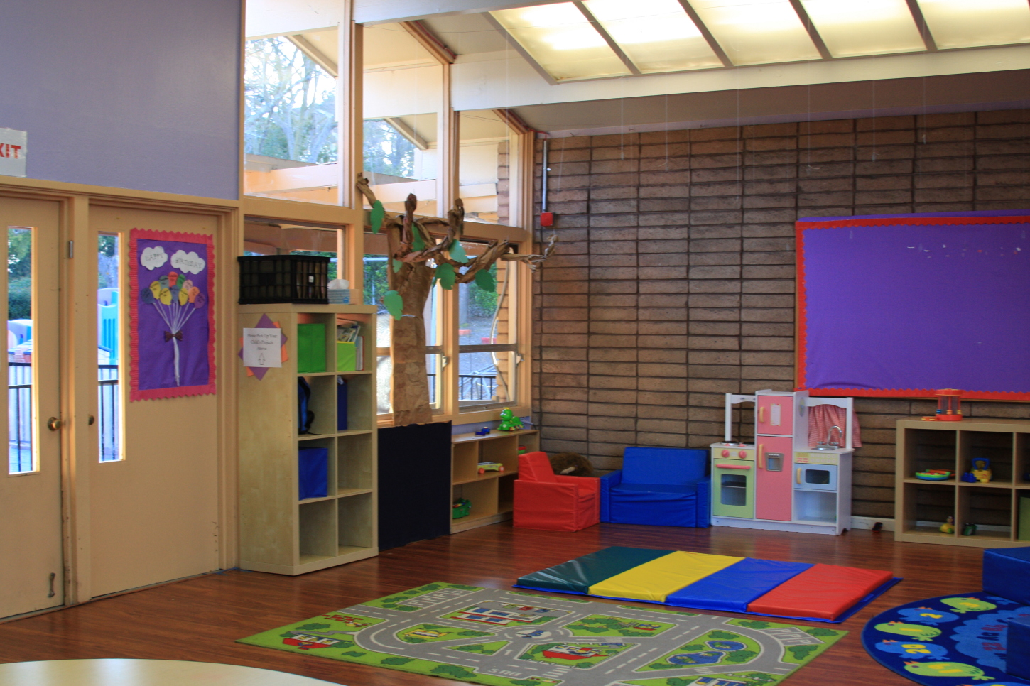 View of a neat and clean classroom at Creative Learners Child Care in Pleasanton, CA. Safe and organized learning environment in our daycare.